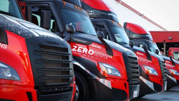 Daimler Truck: 20 batterieelektrische Freightliner eCascadia für Reyes Coca-Cola BottlingDaimler Truck: 20 battery electric Freightliner eCascadias hit the roads for Reyes Coca-Cola Bottling alternate text for this image