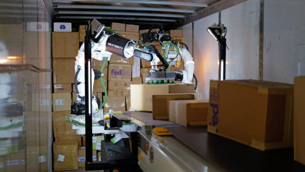 Robot Dexterity charge une remorque FedEx