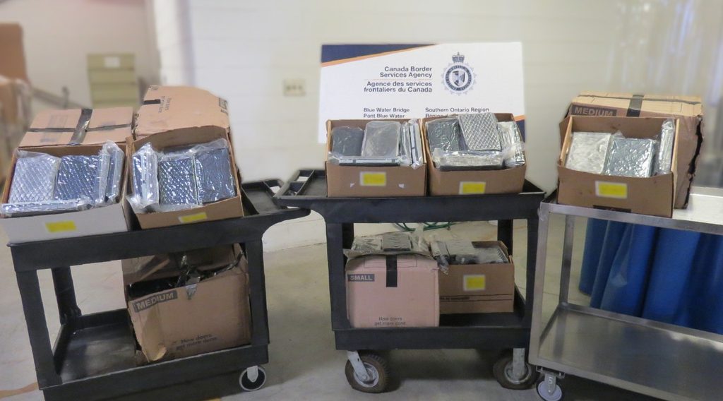 Chariots avec boîtes de carton contenant de la drogue saisie par l’ASFC