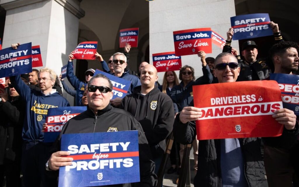 Membres des Teamsters de la Californie qui manifestent contre les camions autonomes