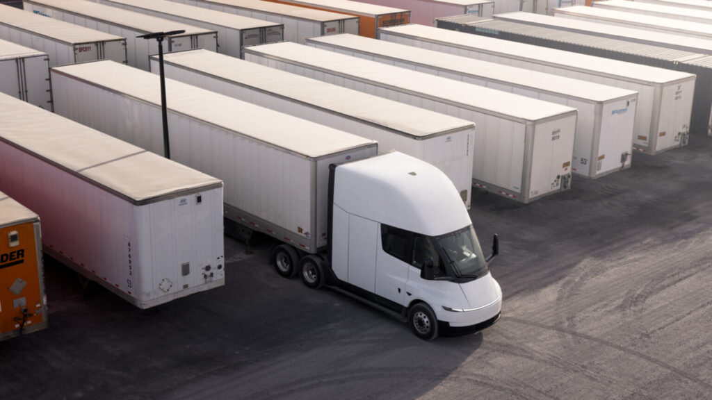 Tesla Semi attelé à une remorque dans une cour de camionnage