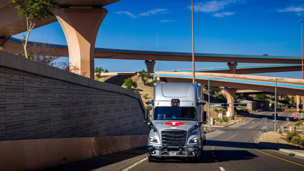 Camion autonome Torc passe sous un viaduc autoroutier