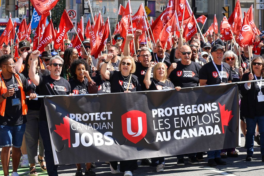 Syndiqués d’Unifor manifestent contre C-39