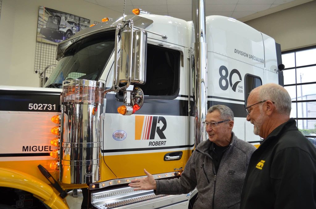 Claude Robert présente les particularités du nouveau Peterbilt à Miguel Vachon.