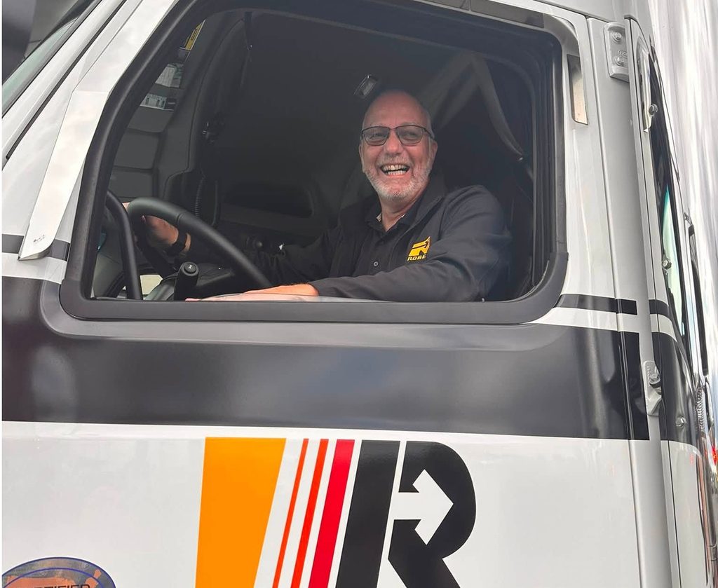 Miguel Vachon était tout sourire au volant du nouveau Peterbilt.