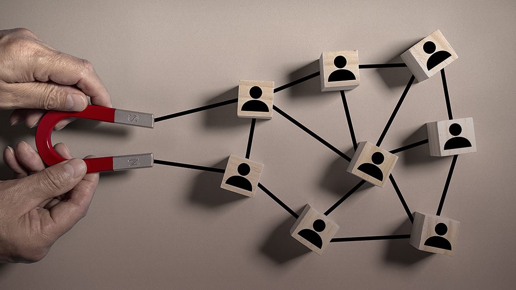 Un aimant attire des figurines représentant des employés
