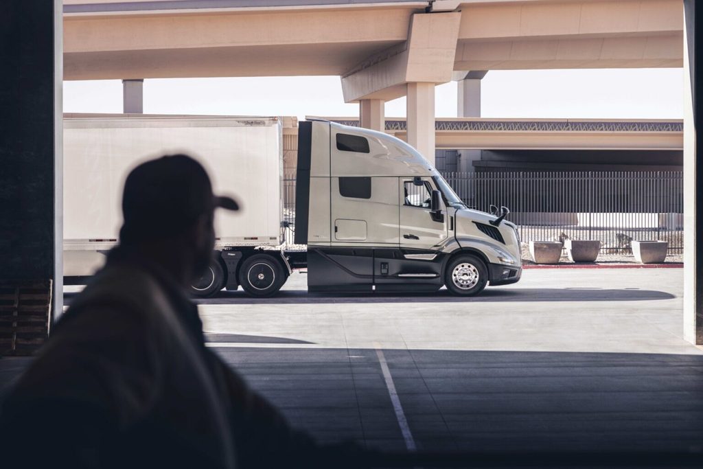 Camionneur jette un coup d’œil à son camion Volvo dont les logiciels sont mis à jour à distance