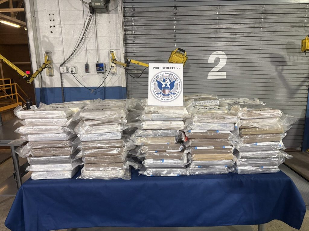Sacs de cocaïne saisis par la CBP déposés sur une table