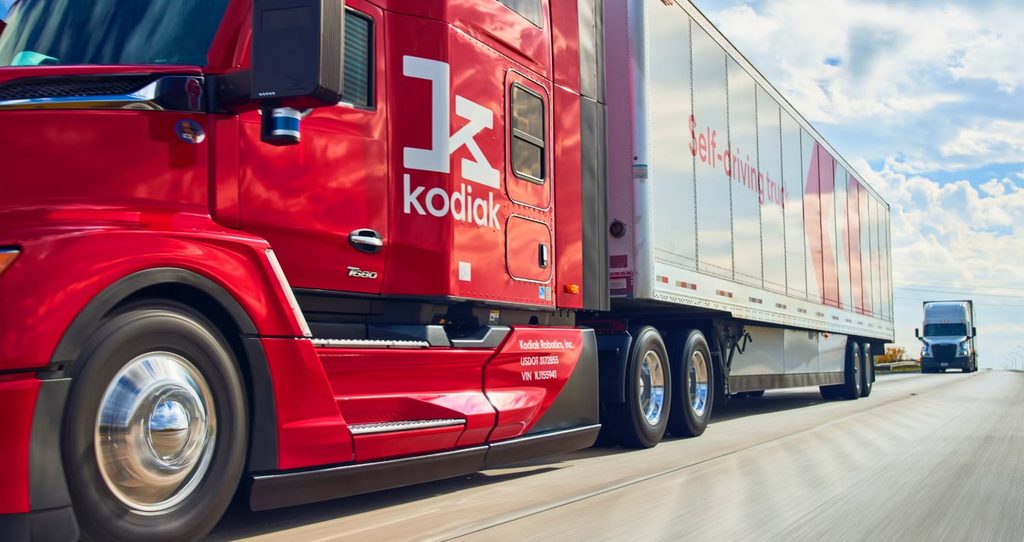 Camion autonome Kodiak vu de ¾ avant, en mouvement sur l’autoroute
