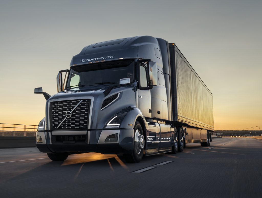 Volvo VNL sur autoroute avec soleil couchant en arrière-plan