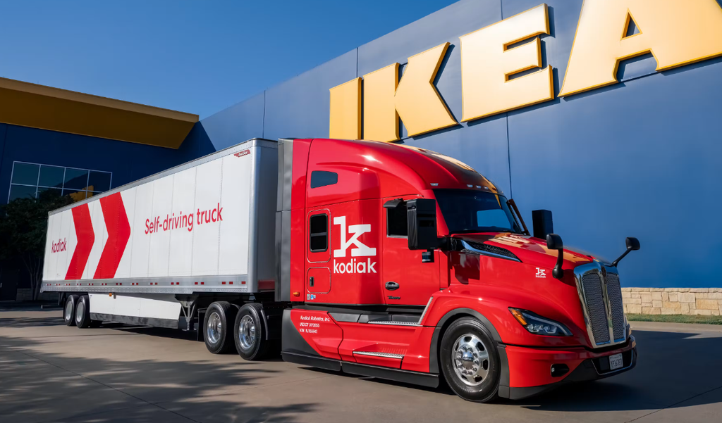 Camion autonome Kodiak avec sa remorque devant un entrepôt IKEA